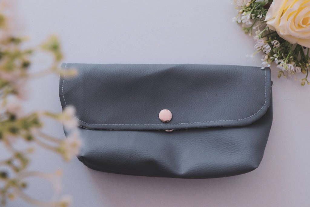 pochette gris fermé